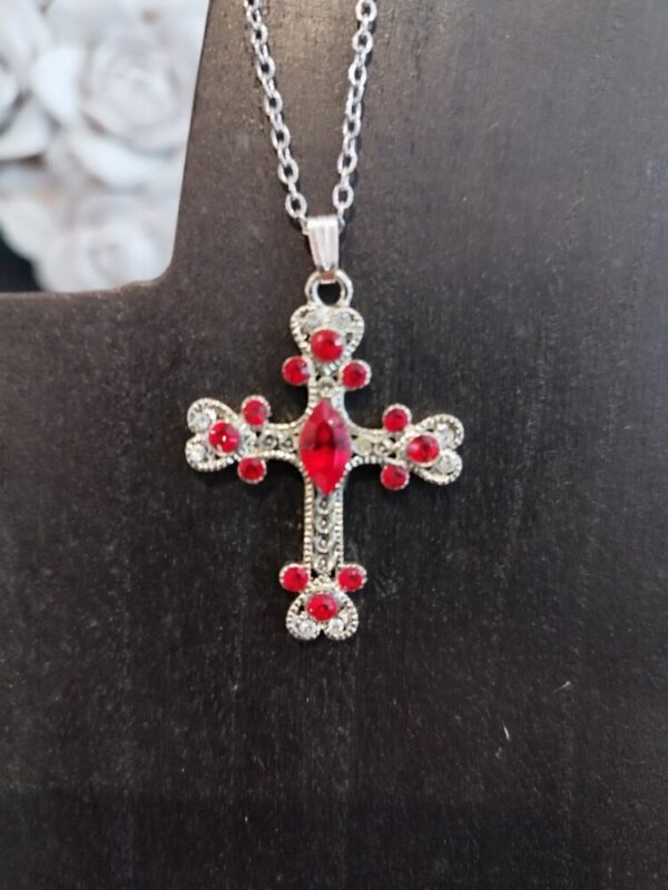 Collier Croix rouge en cristaux Swarovski fabrication artisanale française